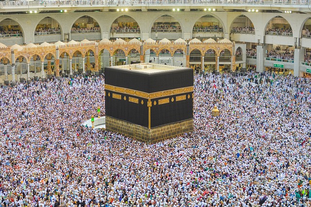 Jamaah Haji melaksanakan tawaf di Ka'bah
