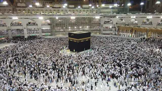 Ribuan Muslim mengelilingi Ka'bah